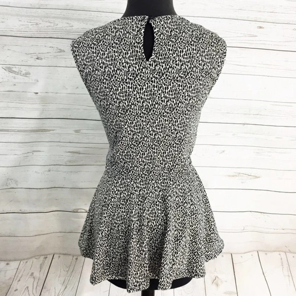 Summer Black & White Peplum keyhole Top 3X - Picture 4 of 4